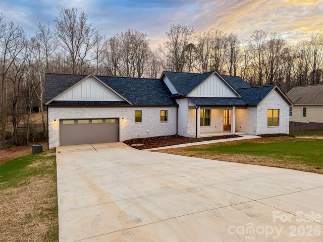1322 Kensington Circle, Newton, NC 28658