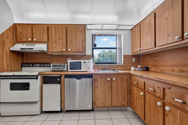 750 NE 199TH Street 204H, Miami, FL 33179