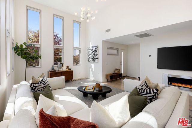 3910 Berryman Avenue, Los Angeles, CA 90066