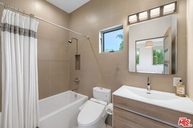 3910 Berryman Avenue, Los Angeles, CA 90066