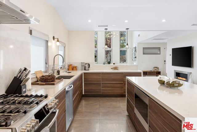 3910 Berryman Avenue, Los Angeles, CA 90066
