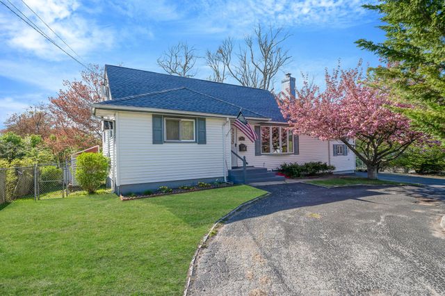 760 Higbie Lane, West Islip, NY 11795