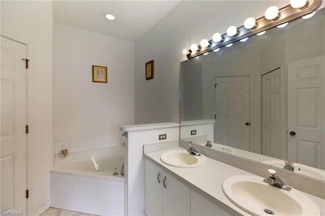 8821 Woodgate Manor CT, Fort Myers, FL 33908