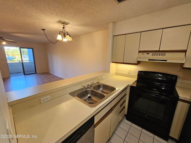 1307 RIVER HILLS Circle 16, Jacksonville, FL 32211