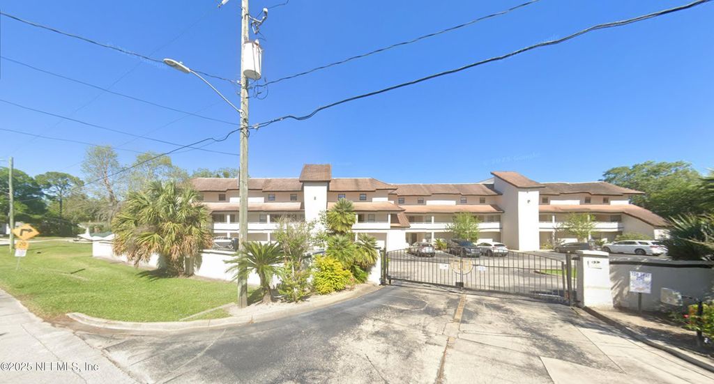 1307 RIVER HILLS Circle 16, Jacksonville, FL 32211