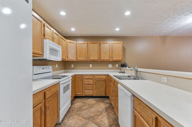 12494 Spring Trace Ct, Louisville, KY 40229