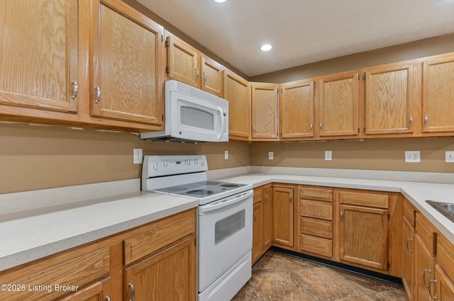 12494 Spring Trace Ct, Louisville, KY 40229