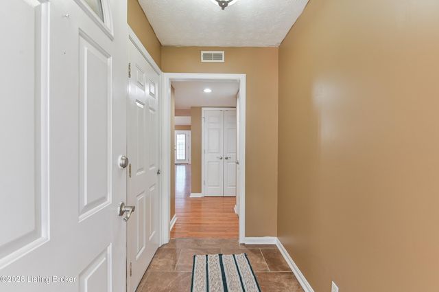 12494 Spring Trace Ct, Louisville, KY 40229