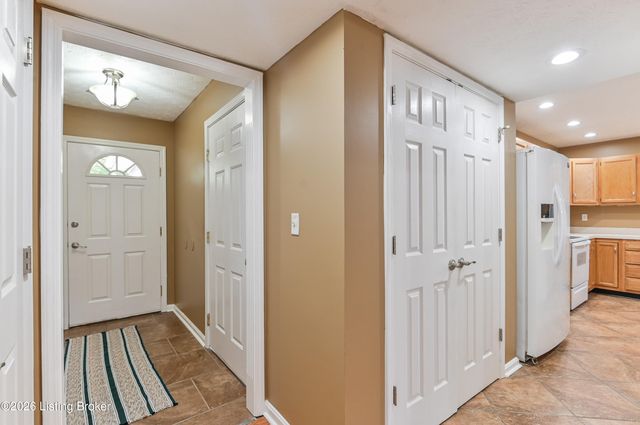 12494 Spring Trace Ct, Louisville, KY 40229
