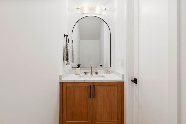 2136 W Melrose Street, Chicago, IL 60618