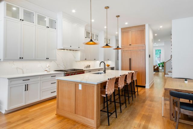 2136 W Melrose Street, Chicago, IL 60618
