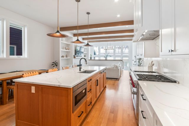 2136 W Melrose Street, Chicago, IL 60618