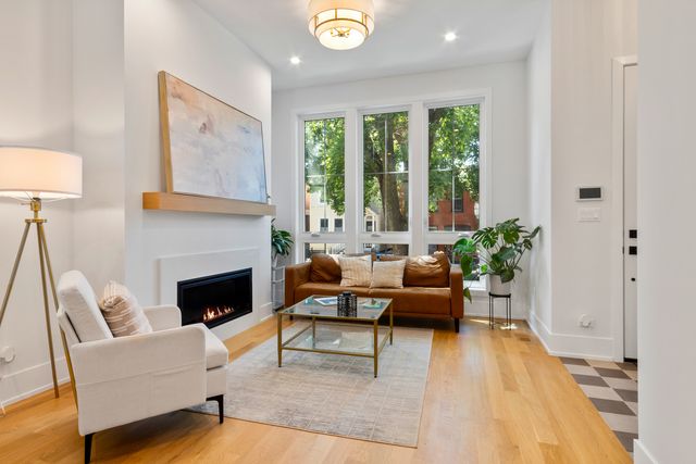 2136 W Melrose Street, Chicago, IL 60618