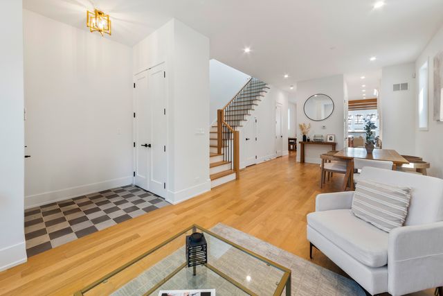 2136 W Melrose Street, Chicago, IL 60618