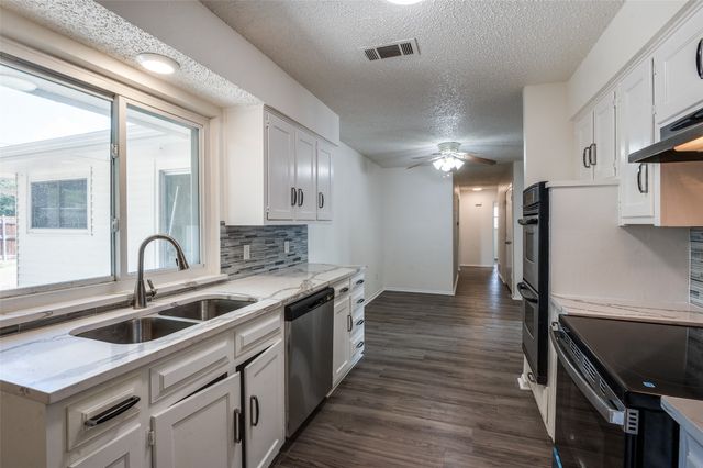 1902 Pat Ln, Carrollton, TX 75006