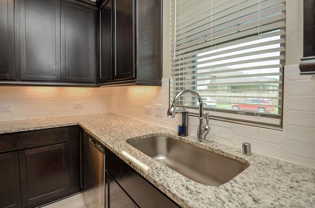 6807 Vista Ledge Drive, Baytown, TX 77521