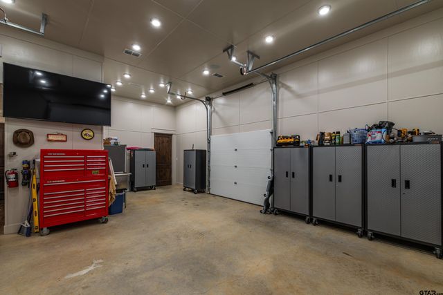 1323 AN County Road 153, Palestine, TX 75801