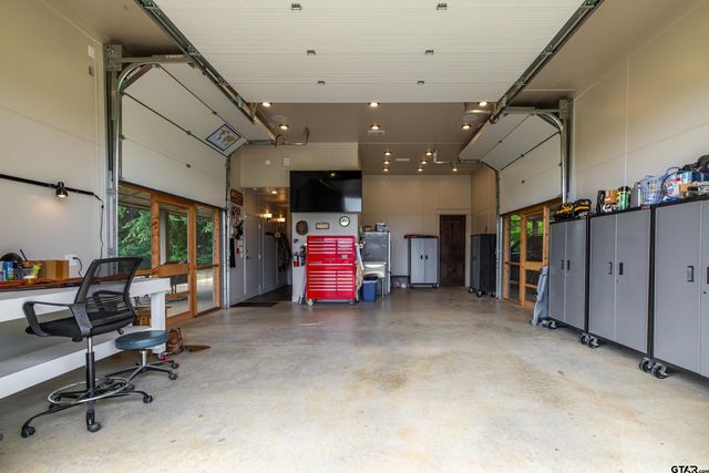 1323 AN County Road 153, Palestine, TX 75801