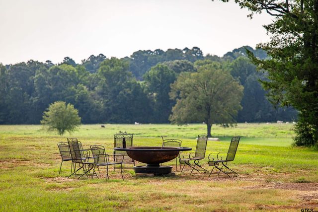 1323 AN County Road 153, Palestine, TX 75801