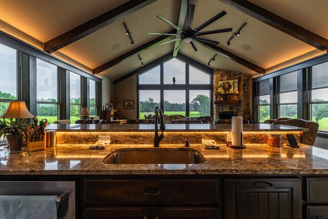 1323 AN County Road 153, Palestine, TX 75801