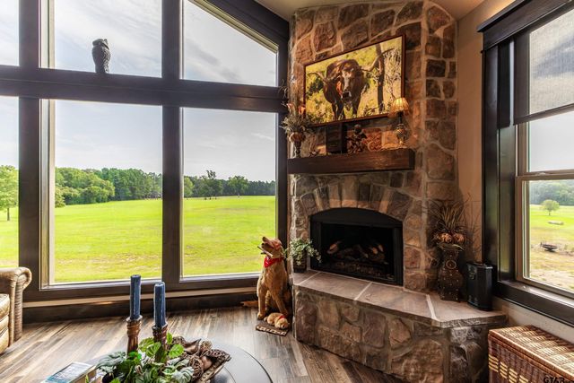 1323 AN County Road 153, Palestine, TX 75801