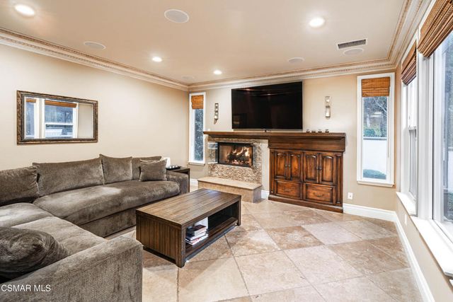 551 Rustic Hills Drive, Simi Valley, CA 93065