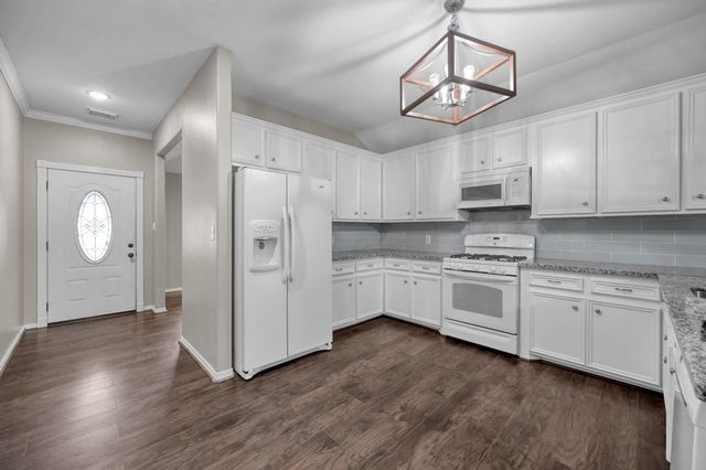 103 Moonspinner, Conroe, TX 77356