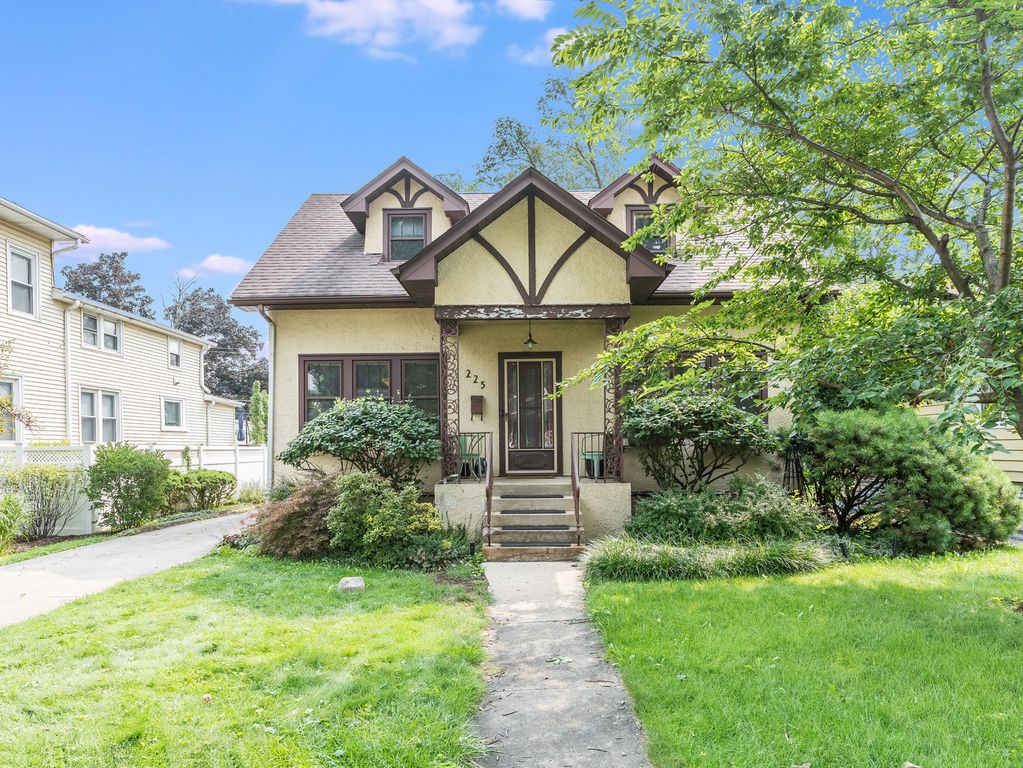 225 Pick Avenue, Elmhurst, IL 60126