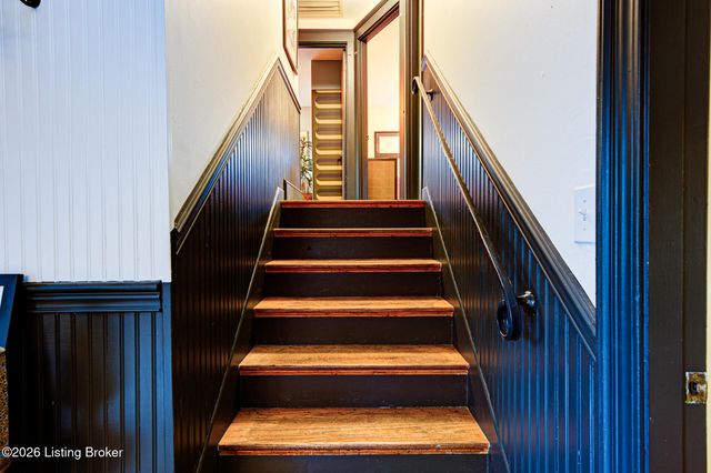 6857 Green Meadow Cir, Louisville, KY 40207