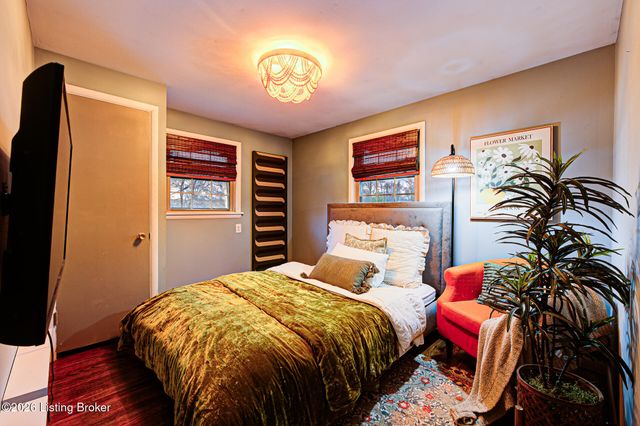 6857 Green Meadow Cir, Louisville, KY 40207