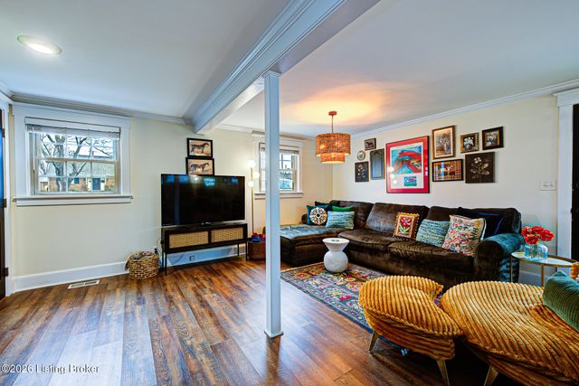 6857 Green Meadow Cir, Louisville, KY 40207