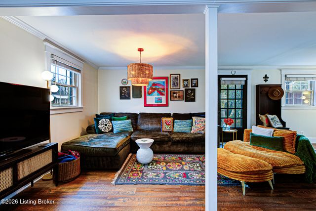 6857 Green Meadow Cir, Louisville, KY 40207