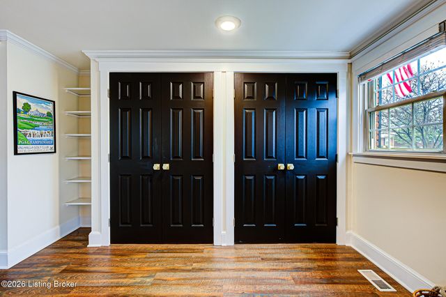 6857 Green Meadow Cir, Louisville, KY 40207