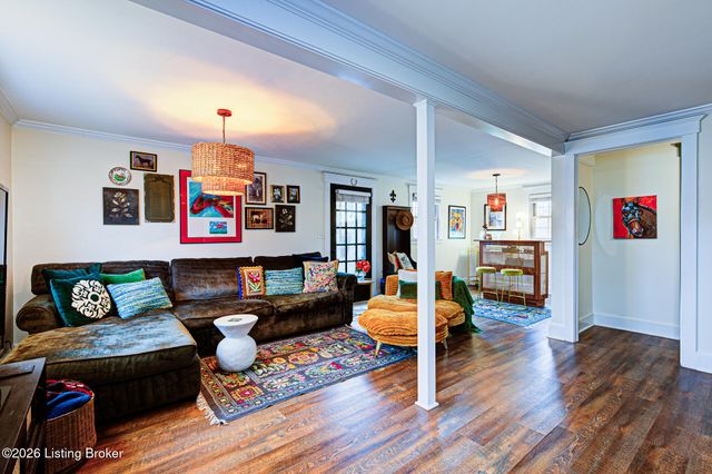 6857 Green Meadow Cir, Louisville, KY 40207