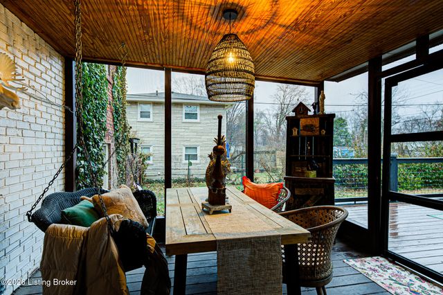 6857 Green Meadow Cir, Louisville, KY 40207