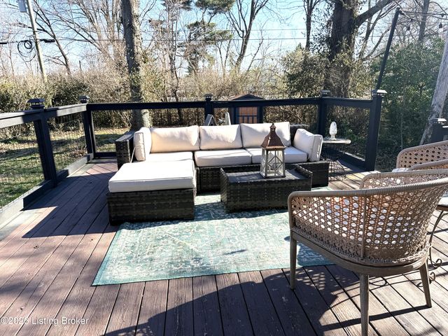 6857 Green Meadow Cir, Louisville, KY 40207