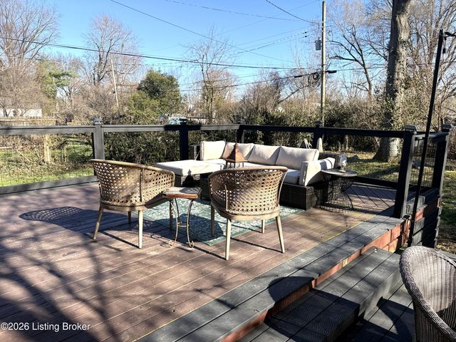 6857 Green Meadow Cir, Louisville, KY 40207