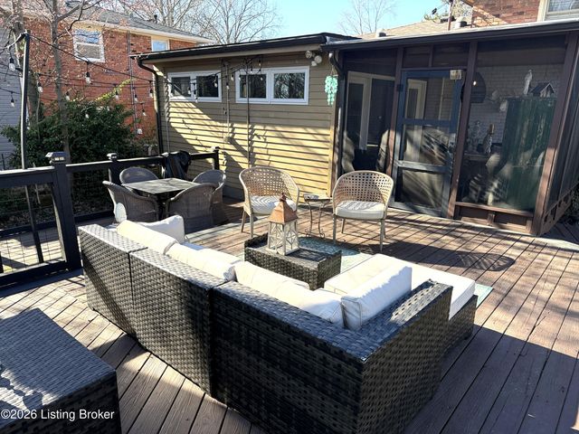 6857 Green Meadow Cir, Louisville, KY 40207