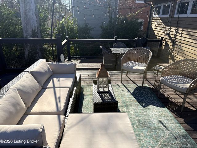 6857 Green Meadow Cir, Louisville, KY 40207