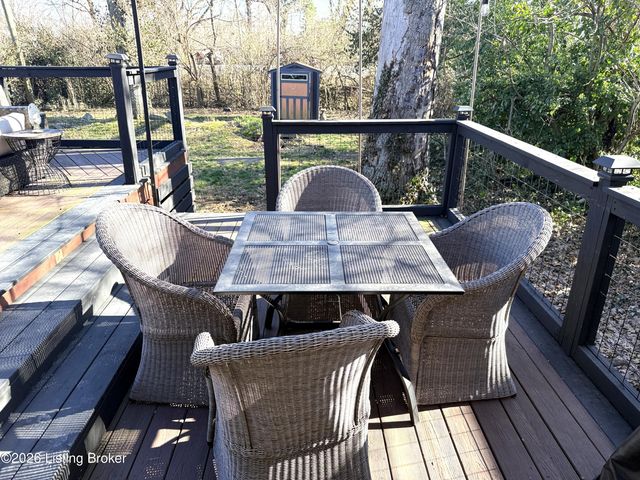 6857 Green Meadow Cir, Louisville, KY 40207