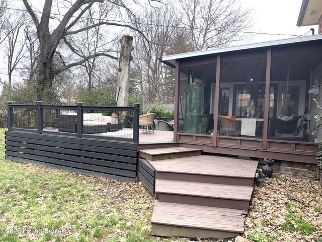 6857 Green Meadow Cir, Louisville, KY 40207