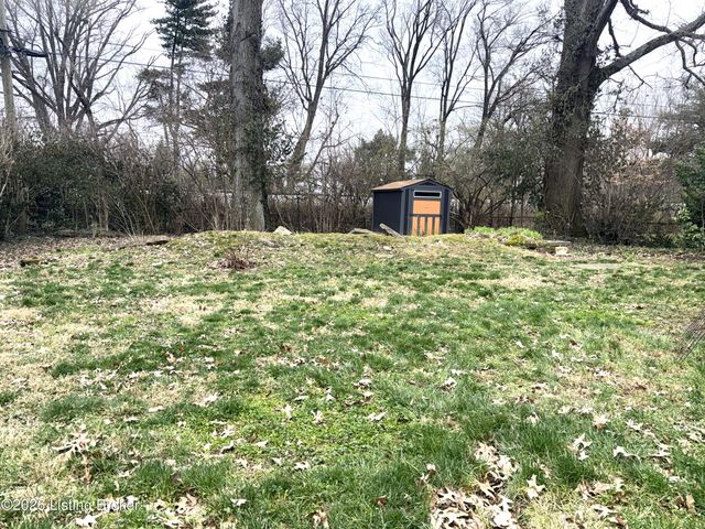 6857 Green Meadow Cir, Louisville, KY 40207