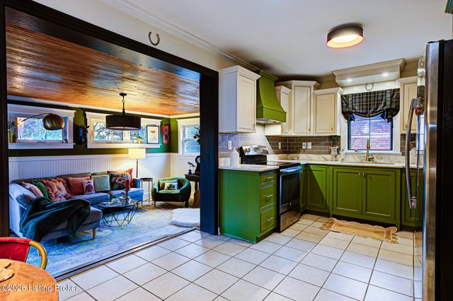 6857 Green Meadow Cir, Louisville, KY 40207