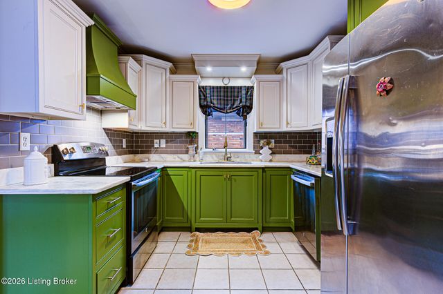 6857 Green Meadow Cir, Louisville, KY 40207