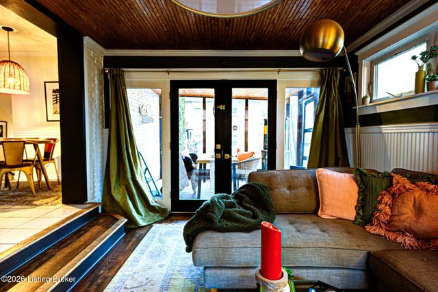 6857 Green Meadow Cir, Louisville, KY 40207