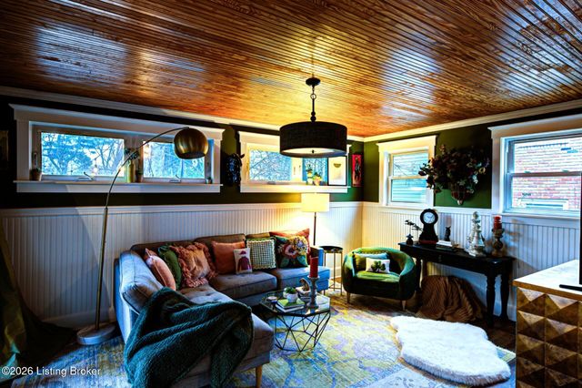 6857 Green Meadow Cir, Louisville, KY 40207