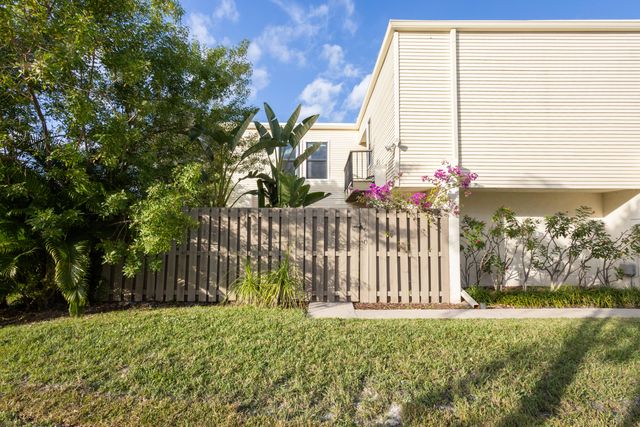 1640 Shaker Circle, Wellington, FL 33414