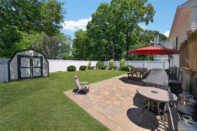 29 Beech Avenue, Farmingville, NY 11738