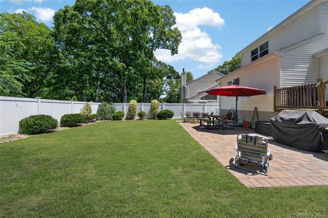 29 Beech Avenue, Farmingville, NY 11738