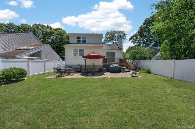 29 Beech Avenue, Farmingville, NY 11738